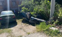Takla atıp bahçeye devrilen otomobilin sürücüsü yaralandı