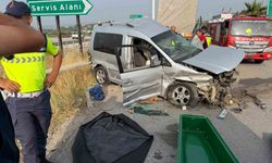 Tarsus'ta otomobil tıra çarptı: 1 ölü, 4 yaralı