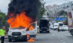 Trabzon'da seyir halindeki dolmuş minibüsü alevlere teslim oldu