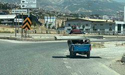 Trafikte beklerken motosiklet üzerinde oynamaya başladı