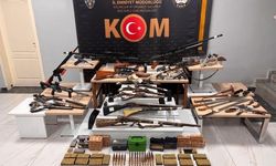 Uşak'ta silah ve tarihi nitelikteki tüfekler ele geçirildi