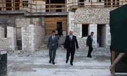 Vali Küçük, tarihi Tuz Hanı'ndaki çalışmaları inceledi