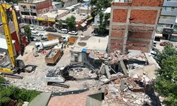 Yıkılan binanın parçaları iş yerinin üzerine düştü
