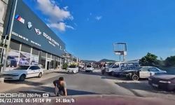 Yola düşürdüğü eşyayı almak isterken saniyelerle ölümden kurtuldu