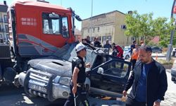 Yüksekova'da hafif ticari araç ile vinç çarpıştı: 1 yaralı