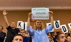 Dilek İmamoğlu pankart açtı, Ekrem İmamoğlu yanıt verdi, salonda kahkahalar yükseldi