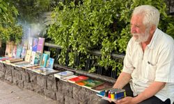Oğlu hasta, kendisi hasta: Geçim için kitap satıyor