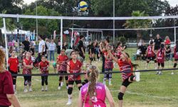 Bursa'da bin 500 kız çocuğu voleybolla buluştu