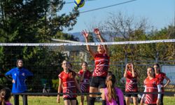 Mini Voleybol Şenliği’nde 1300 çocuk hünerlerini sergiledi