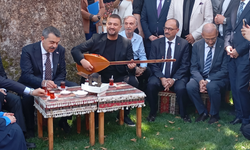 Bakan Tekin Bursa'da çınar altında türkü söyledi