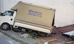 Yokuşu çıkamayan nakliye kamyonu gecekondu çatısına düştü
