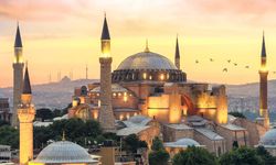Ayasofya'da İncil okuyan iki turist gözaltında