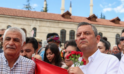 Katliamın 33’üncü yılı... Özgür Özel, Madımak Oteli önünde
