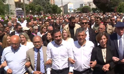 Özgür Özel Eskişehir’de yürüdü: Vatandaşlardan yoğun ilgi
