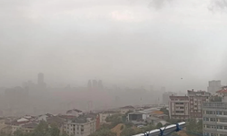 İstanbul’da fırtına: Çatılar uçtu, ağaçlar devrildi