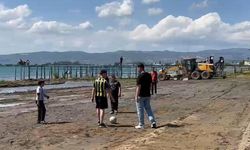 İznik Gölü’nde iskelenin karada kaldığı alan, çocuklara futbol sahası oldu