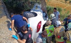 Otomobil şarampole devrildi: Yaralılar var