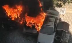 Bursa'da park halindeki otomobiller alev topuna döndü