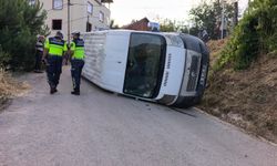 Tarım işçilerini taşıyan servis devrildi