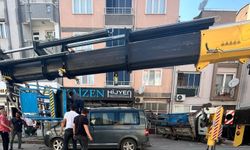 Yük asansörü minibüsün üzerine böyle devrildi