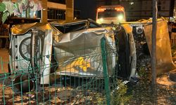 Otomobil yayalara çarpıp sitenin otoparkına uçtu