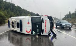 Ambulans bariyerlere çarparak devrildi