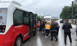 Halk otobüsü ile otomobil çarpıştı: 5 yaralı