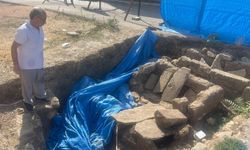 Tarihi mezarın üzeri çakıl taşlarıyla kapatılıp otopark görünümü verildi