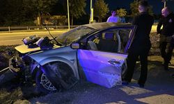 İkiye bölünen otomobilden sağ çıktı