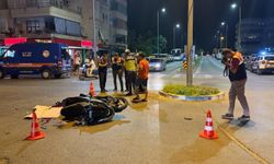 Alanya'da hafif ticari araçla çarpışan motosikletli genç yaralandı
