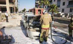 Antakya'da aracın motorundan alevler yükseldi