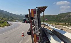 Antalya-Konya yolunda devrilen tırın sürücüsü yaralandı