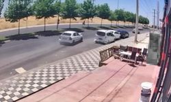 Araçların sırayla çarpıştığı kaza kamerada