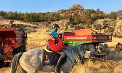 Atlı jandarmalar yangın bölgesine hortum taşıdı