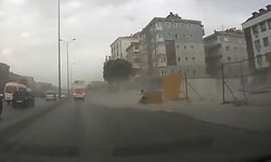 Avcılar E-5 yan yolda inşaat bariyerleri fırtınada böyle uçtu