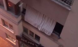 Balkon filesinde asılı kalan çocuğunu düşmesin diye dakikalarca tuttu
