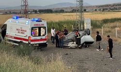 Bingöl'de otomobil takla attı: 3 yaralı