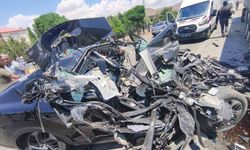Bingöl'de tıra çarpan otomobil hurdaya döndü: 1 yaralı