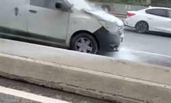 Çekmeköy'de yanan otomobil vatandaşların müdahalesiyle söndürüldü