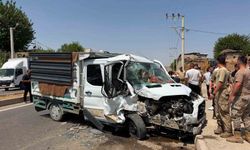 Cizre'de kamyonet ile dolmuş çarpıştı: 1'i çocuk 4 yaralı