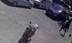 Çukurdan kaçmak için yavaşlayan motosikletliyi böyle darp etti