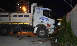 Direksiyon başında fenalaşan sürücü, istinat duvarına çarptı