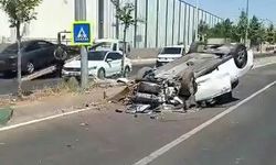 Diyarbakır'da refüje çıkan otomobil takla attı: 1 yaralı