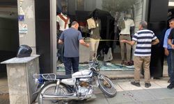 Elazığ'da otomobille çarpışan motosiklet mağazaya girdi: 1 yaralı