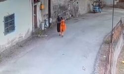 Elektrik direğindeki yatak örtüsünü alıp gitti