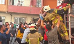 Engelli çocuk itfaiye ekiplerince yangından kurtarıldı
