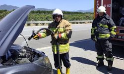 Erzin'de otomobilin motorundan alevler yükseldi