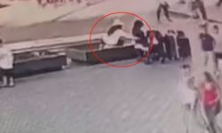 Fatih'te kadın hırsız bankta oturan vatandaşın çantasını böyle çaldı