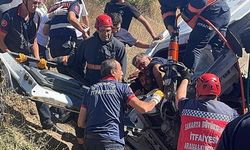 Freni patlayan şeftali yüklü kamyon, otomobilin üzerine devrildi: 6 yaralı