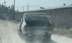 Gövdesi dökülürken motoru çalışan araç ilginç görüntü oluşturdu